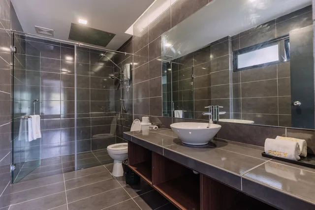 غرفة ديلوكس ركنية بسريرين منفصلين، Roxy Sematan Villa And Townhouse 4/4