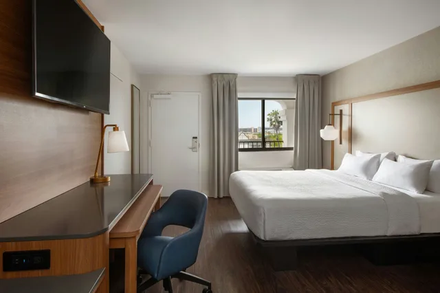 Room, King Bed, Fairfield Inn By Marriott Anaheim Resort 3/10