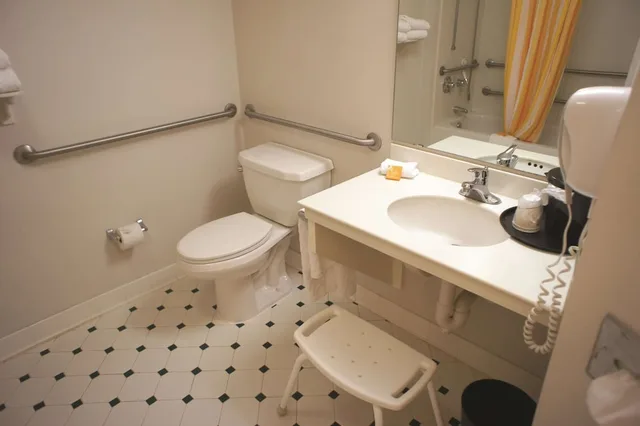 غرفة سوبيريور بسريرين كوين لذوي الإعاقة، La Quinta Inn Suites Winston Salem 4/4