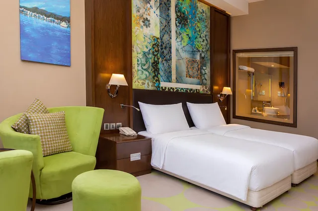 غرفة بريميوم بإطلالة على البحر بشرفة، RADISSON BLU HOTEL, SOHAR 7/10