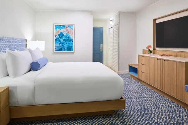 غرفة سيغنتشر بسرير كينج بإطلالة جزئية على البحر مع أريكة، OUTRIGGER Kauai Beach Resort & Spa 2/3