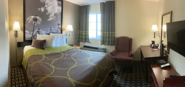 غرفة بسرير كوين لذوي الإعاقة، Super 8 by Wyndham Chisago City 1/4