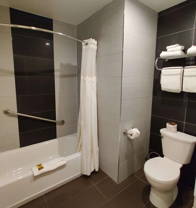 غرفة قياسية بسرير كينج مع أريكة بمطبخ، Best Western Plus Burnaby Hotel 9/10