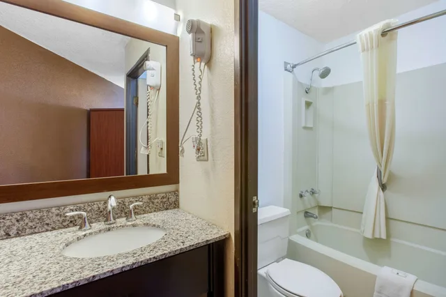 غرفة قياسية بسريرين كوين بإطلالة على المسبح بشرفة، Scenic View Inn - Lake Powell - Page AZ 8/8