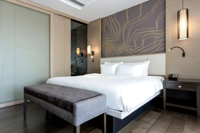جناح جونيور بسرير كينج بشرفة مع دخول الصالة، Radisson Collection Muscat, Hormuz Grand 2/4