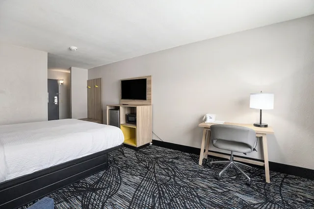 غرفة بسرير كينج، Days Inn & Suites by Wyndham Muskegon 4/5