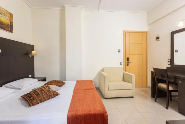 غرفة بسرير مزدوج أو سريرين منفصلين بإطلالة جزئية على البحر، Hanioti Grandotel 3/9
