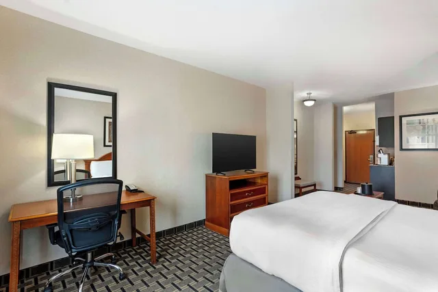 جناح بسرير كينج مع أريكة لذوي الإعاقة، Best Western Plus Clearfield 1/2