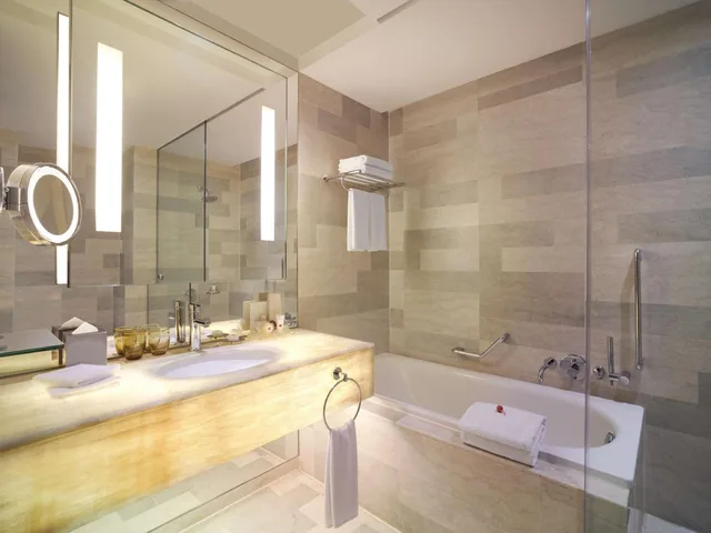 Renovated, Deluxe, King Bed, Twin Towers View، Traders Hotel Kuala Lumpur 4/6