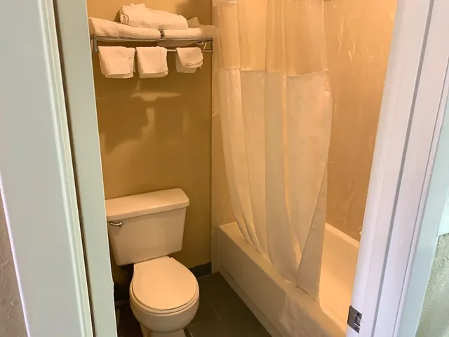غرفة ديلوكس بسرير كينج للمدخنين، Americas Best Value Inn Meridian 6/7