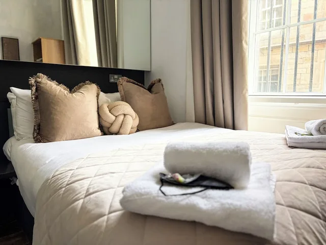 غرفة بسرير مزدوج، CoDE Pod Hostels THE CoURT 3/7
