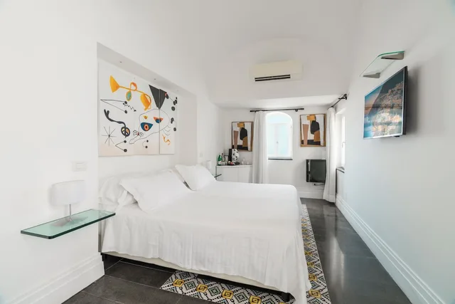 غرفة بسريرين منفصلين بإطلالة على البحر بشرفة، VILLA MAGIA 1/6