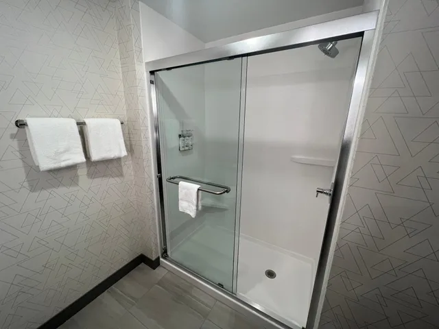 جناح بسريرين كوين، Holiday Inn Express & Suites - Tomah, an IHG Hotel 3/4