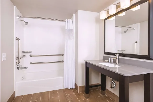 غرفة بسرير كوين، La Quinta Inn & Suites by Wyndham Fairfield - Napa Valley 5/5