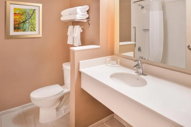 غرفة ديلوكس بسرير كينج بإطلالة على النهر، Fairfield Inn Suites Eugene East Springfield 3/3