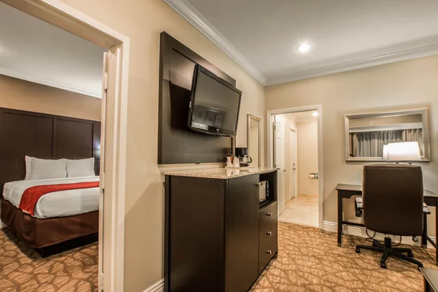 جناح عائلي بسريرين كوين مع أريكة بمنطقة جلوس، Comfort Inn & Suites Huntington Beach 2/10