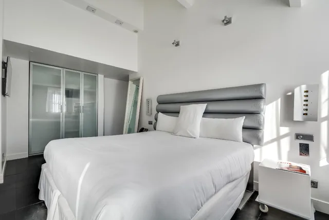 غرفة سوبيريور بسرير كوين، 1k Hotel 2/3