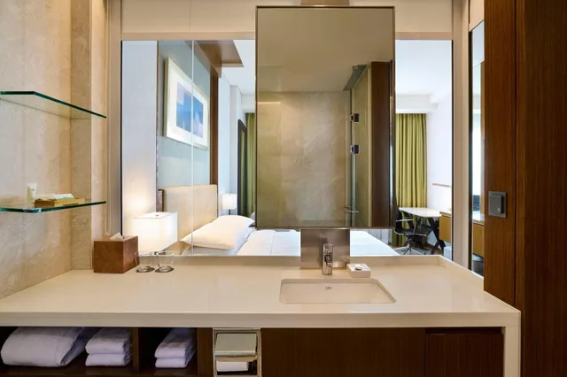 غرفة بسريرين منفصلين مع دخول الصالة في طابق مرتفع، Courtyard By Marriott Seoul Times Square 7/8