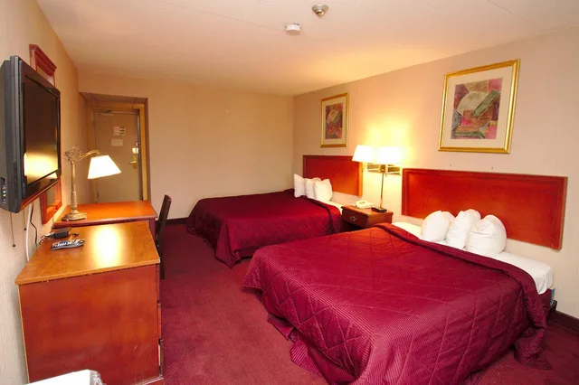 غرفة بسرير كينج وسريرين كوين، Niagara Lodge Suites 8/10