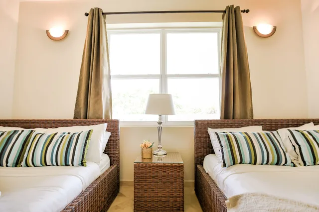غرفة بسرير كينج وسريرين منفصلين بإطلالة على البحر بغرفتي نوم، Umaya Resort Adventures 9/10