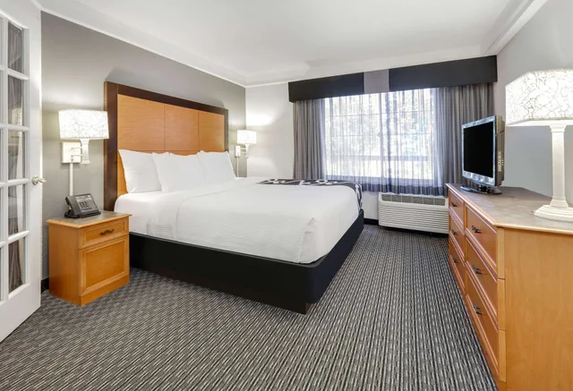 غرفة بسرير كينج لذوي الإعاقة، La Quinta Inn & Suites by Wyndham Dallas - Addison Galleria 2/6