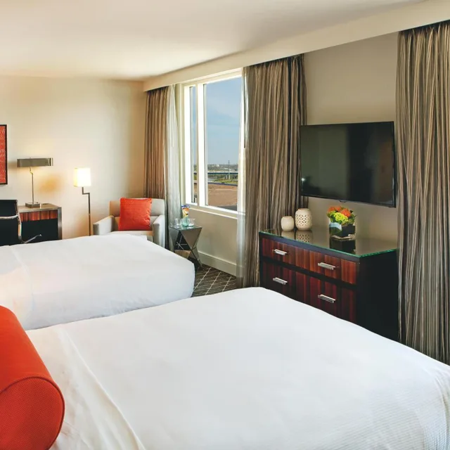 جناح بسريرين مزدوجين بغرفة نوم واحدة مع أريكة، HILTON NASHVILLE-DOWNTOWN 2/6