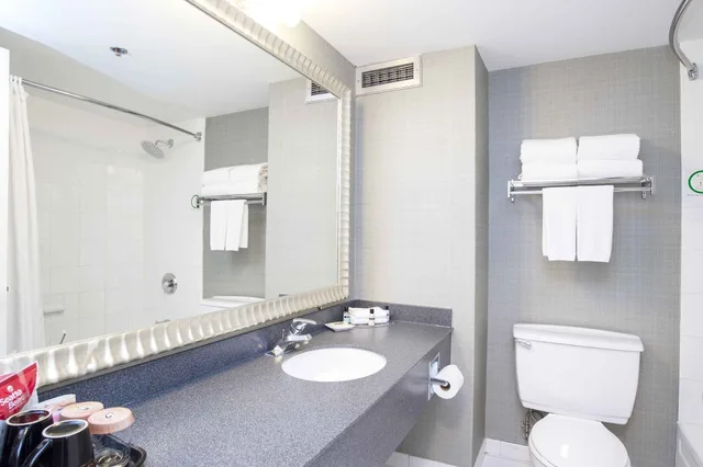 غرفة بريميوم بسرير كينج مع أريكة في طابق مرتفع، Sandman Hotel Montreal-Longueuil 6/7