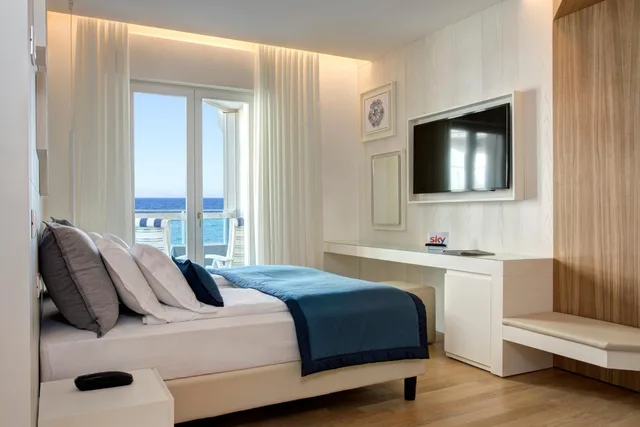 جناح بشرفة، Hotel Cavalieri Palace 3/4