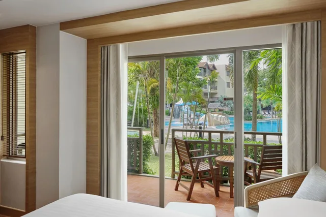 غرفة كبيرة بسريرين مزدوجين بإطلالة على المسبح بشرفة، Phuket Marriott Resort & Spa, Merlin Beach 4/13