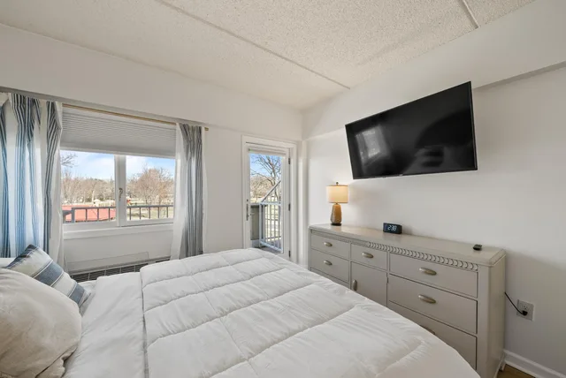 غرفة بسرير كينج بإطلالة على المتنزه مع أريكة، Bella Vista Suites 1/6