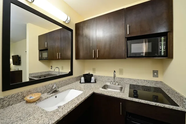 غرفة بسرير كينج بمطبخ للمدخنين، Americas Best Value Inn Suites Lake Charles At I 210 Exit 11 8/8