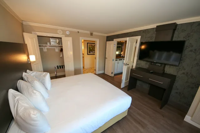 Sunset, Suite, Bungalow, King Bed، Hollywood Casino St Louis 2/5
