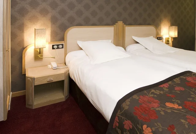 Superior, Twin Beds, Queen Bed, Relais Du Roy 2/5