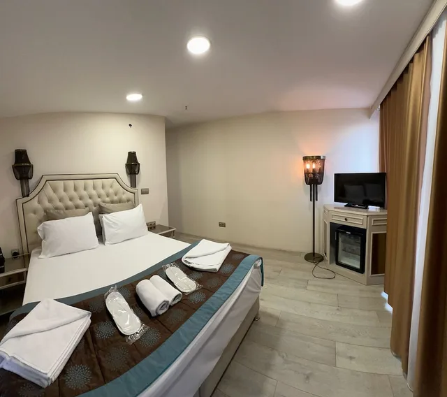 جناح ملكي متصل بسرير مزدوج وسريرين منفصلين بإطلالة على البحر، LE MARDE HOTEL 4/10