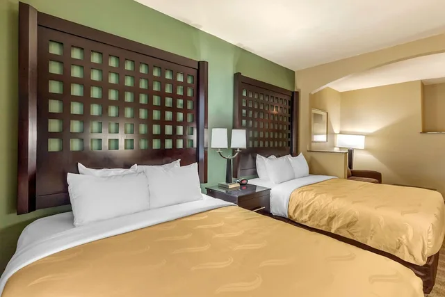 جناح بسريرين كوين مع أريكة، Quality Inn Suites Durant 7/10