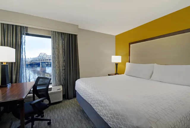 غرفة بسرير مزدوج بإطلالة على النهر، Holiday Inn Express and Suites Cincinnati Riverfront, an IHG Hotel 3/6