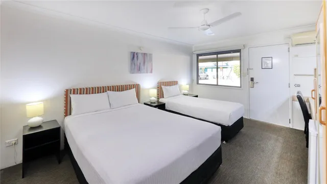 غرفة بسرير كوين وسرير فردي، Best Western Cattle City Motor Inn 1/3