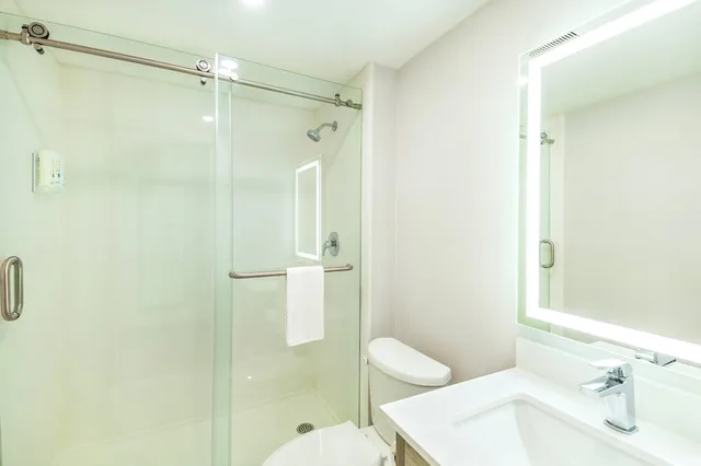Room, 2 Queen Beds, Pool Access، Quality Inn Chatham, ON 6/7