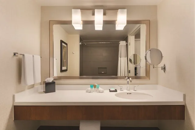 غرفة بسريرين كوين بإطلالة على النهر، Hyatt Regency Wichita 6/7