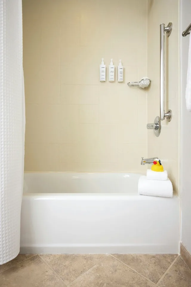 Room, Multiple Beds, Accessible، Archer Hotel Falls Church 3/4