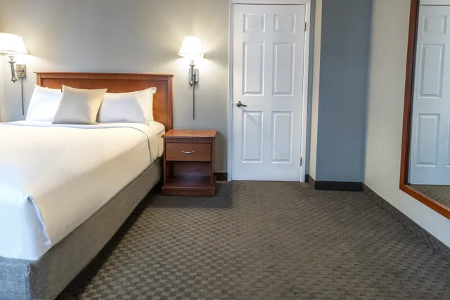غرفة بسرير كوين، Hotel Saint Laurent Montreal 1/3
