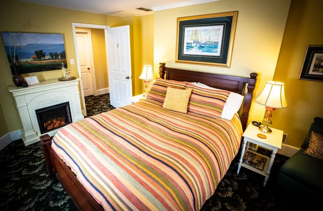 غرفة سوبيريور بسرير كوين، Twin Oaks Inn 2/2