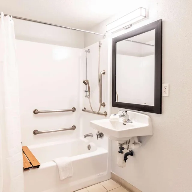 1 Full Bed Mobility Access Ri Shwr, Nsmk، Motel6 Carlsbad, CA - Near Legoland 7/8