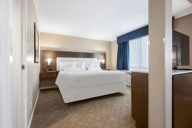 جناح بسرير كينج مع أريكة بجاكوزي، Best Western Plus Columbia River Hotel 1/2