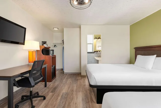 جناح استوديو بسريرين كوين، Baymont by Wyndham Fort Bragg 4/8