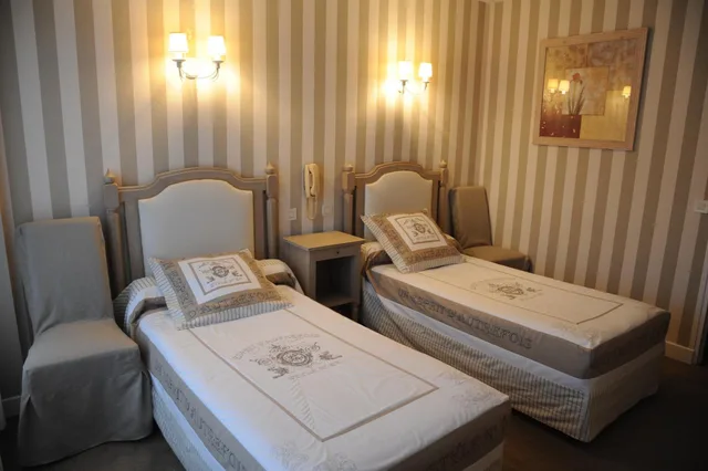 غرفة بسريرين منفصلين بشرفة، Hotel Le Quercy Souillac 8/8