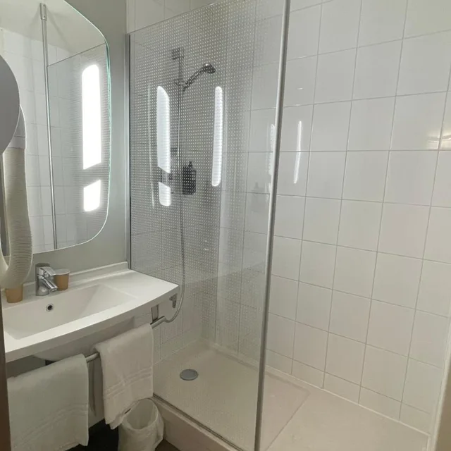 Room, Triple, 1 Double and 1 Single Bed, Ibis Cambrai 4/4