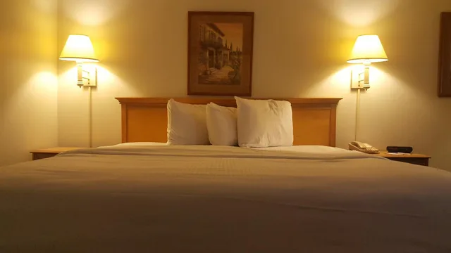 غرفة ديلوكس بسرير كينج، Baymont by Wyndham Coeur d'Alene 3/6
