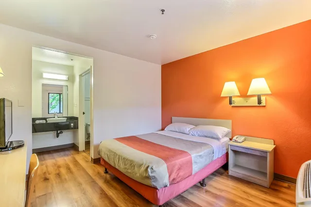 غرفة بسرير كوين، Motel6 Pinole, CA 2/10