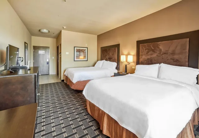 جناح بسرير كوين مع أريكة، Holiday Inn Express Suites Beeville 3/10